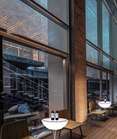 Стол светящийся квадратный на металическом основании 60х60х106